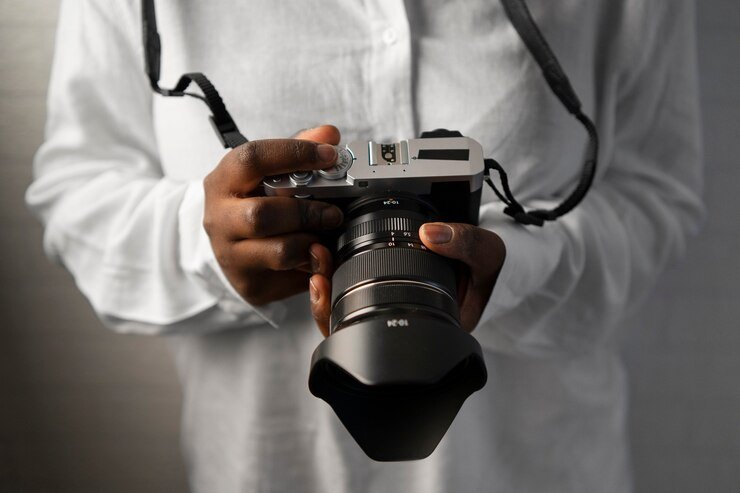 User examining a Whitney-brand camera with an error prompt on screen.