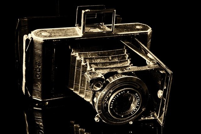 Vintage and modern cameras displayed together, highlighting the history of Biggs Camera’s journey.