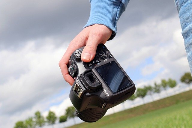 Hands-on unboxing of a Biggs Camera with guidebooks and setup in progress.