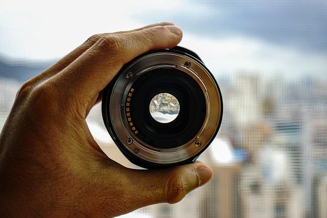 Diagram explaining lens magnification, including 0.5X camera lens ratio